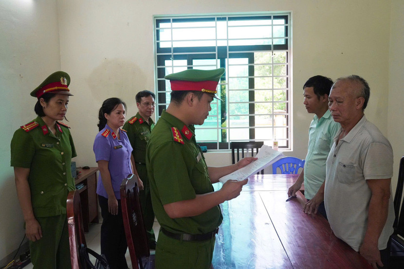 Cơ quan điều tra tống đạt quyết định khởi tố đối với Phan Văn Phòng (ngoài cùng, bên phải) Cơ quan điều tra tống đạt quyết định khởi tố đối với Phan Văn Phòng (ngoài cùng, bên phải)