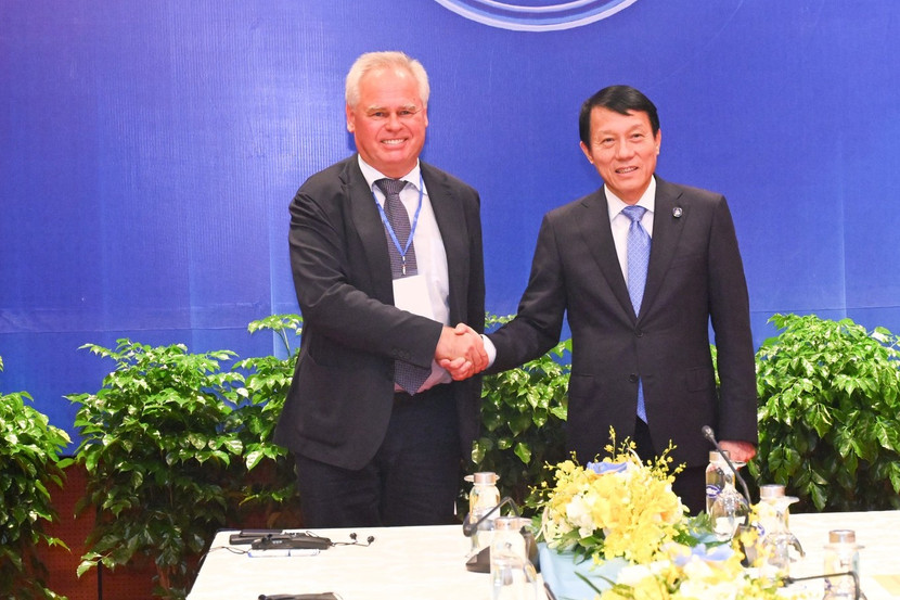 Bộ trưởng Lương Tam Quang và ngài Kaspersky Evgeny Valentinovich Bộ trưởng Lương Tam Quang và ngài Kaspersky Evgeny Valentinovich