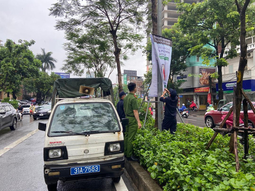 Công an phường Thành Công và lực lượng tự quản tuần tra, đảm bảo trật tự đô thị
