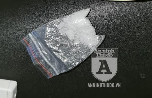 Gói ma túy đá mà đối tượng giấu trong túi quần, bị tổ CSCĐ phát hiện