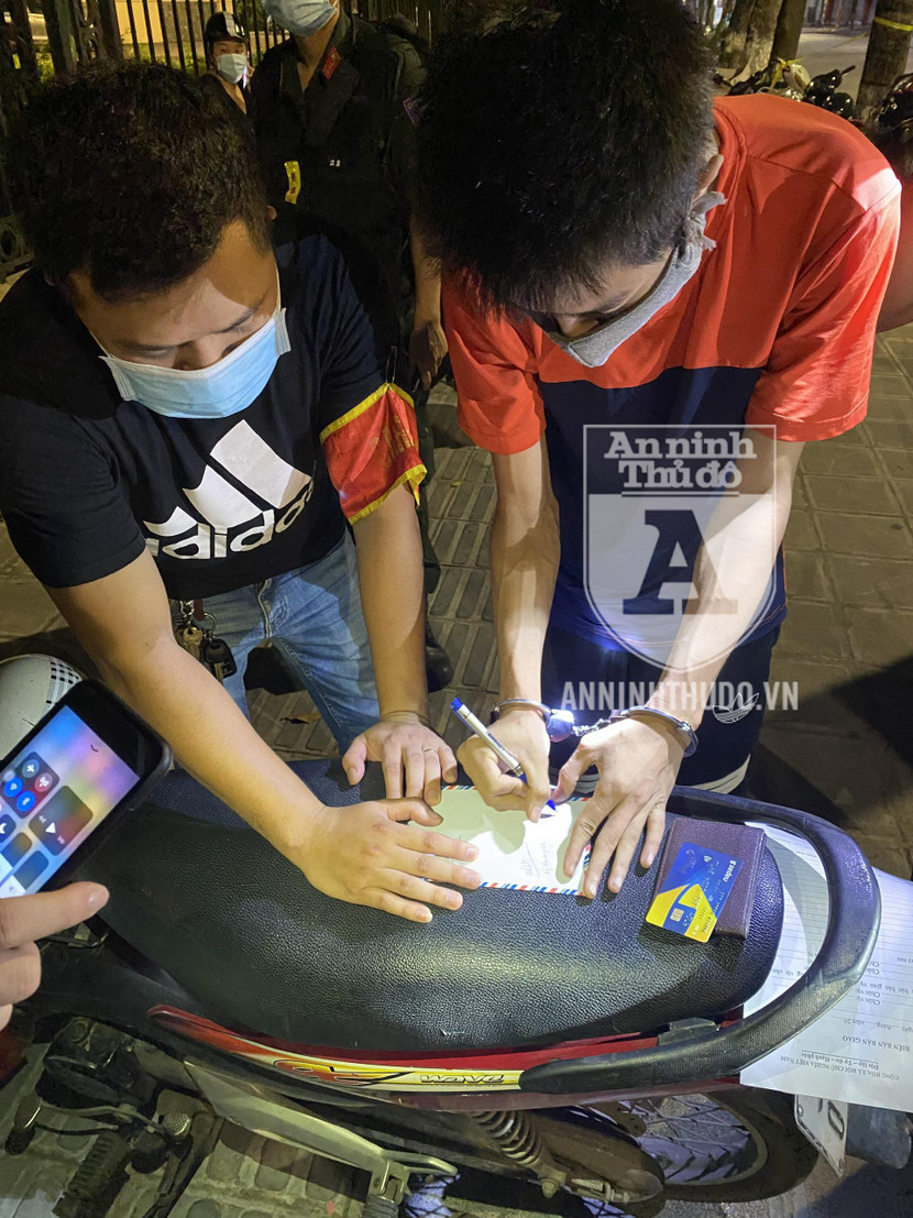 Hành vi "làm xiếc" của đối tượng không thể qua mắt lực lượng làm nhiệm vụ Hành vi "làm xiếc" của đối tượng không thể qua mắt lực lượng làm nhiệm vụ