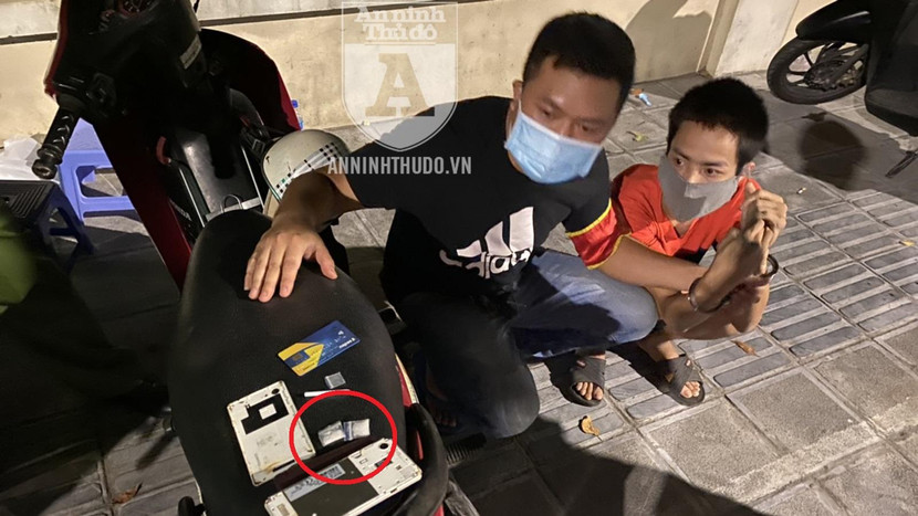 Kẹp 2 gói ma túy trong ngón tay, đối tượng tìm cách nhét hàng cấm dưới chiếc điện thoại Kẹp 2 gói ma túy trong ngón tay, đối tượng tìm cách nhét hàng cấm dưới chiếc điện thoại