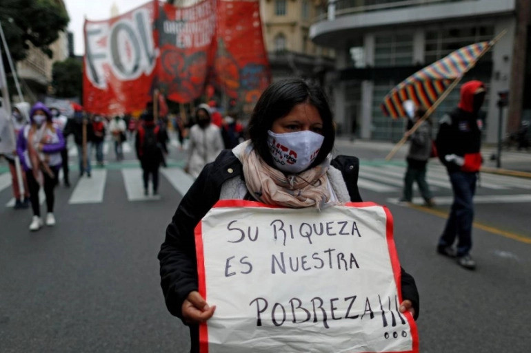 Người biểu tình ở Buenos Aires, Argentina yêu cầu chính phủ quan tâm hơn nữa đến những người dễ bị tổn thương trong đại dịch Người biểu tình ở Buenos Aires, Argentina yêu cầu chính phủ quan tâm hơn nữa đến những người dễ bị tổn thương trong đại dịch