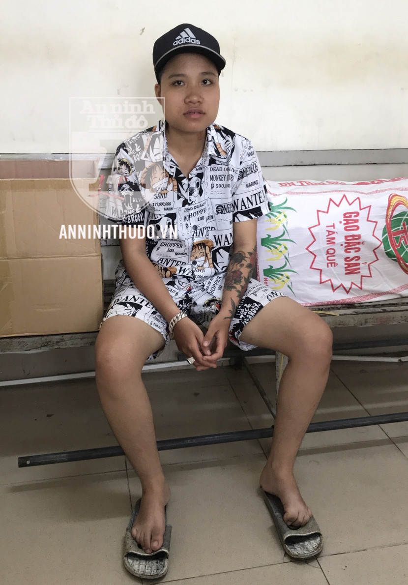 Đối tượng nữ có ngoại hình "tomboy'" lì lợm khi vào chốt 141