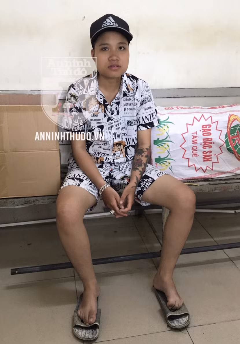 Đối tượng nữ có ngoại hình "tomboy'" lì lợm khi vào chốt 141