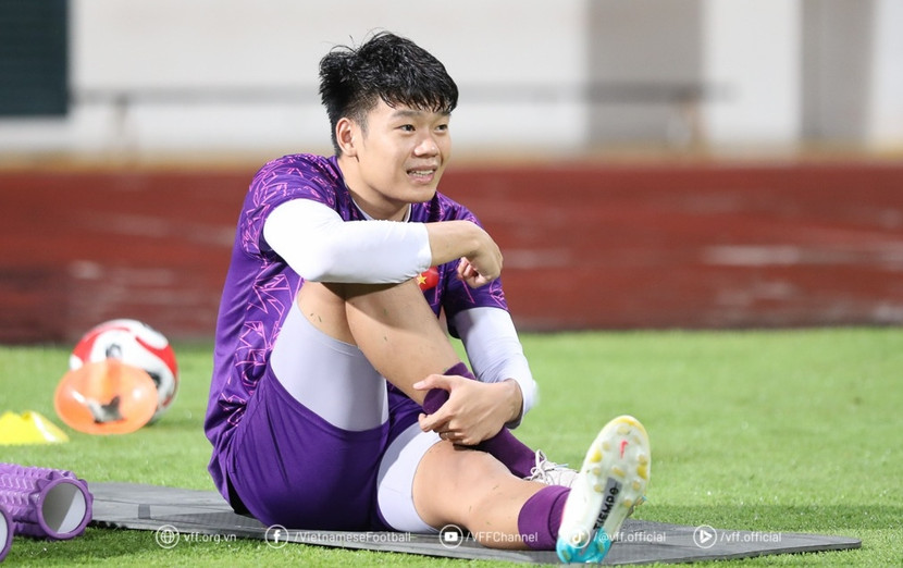 Nguyễn Thành Chung. Ở bán kết lượt về, việc đảm bảo mành lưới là vô cùng quan trọng khi chúng ta đã có lợi thế 2 bàn. Vì thế, hàng thủ với những trung vệ như Thành Chung sẽ gánh vác nhiệm vụ vô hiệu hóa các chân sút Singapore. Ở lượt đi, Thanh Chung là một trong những cầu thủ chơi tốt nhất, được SofaScore chấm 7 điểm. Nếu tục duy trì phong đó, trung vệ này sẽ cùng đội tuyển Việt Nam tiến thẳng vào chung kết. Nguyễn Thành Chung. Ở bán kết lượt về, việc đảm bảo mành lưới là vô cùng quan trọng khi chúng ta đã có lợi thế 2 bàn. Vì thế, hàng thủ với những trung vệ như Thành Chung sẽ gánh vác nhiệm vụ vô hiệu hóa các chân sút Singapore. Ở lượt đi, Thanh Chung là một trong những cầu thủ chơi tốt nhất, được SofaScore chấm 7 điểm. Nếu tục duy trì phong đó, trung vệ này sẽ cùng đội tuyển Việt Nam tiến thẳng vào chung kết.