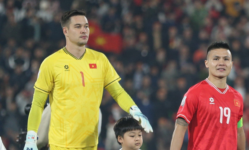 Nguyễn Filip. Ở bán kết lượt đi tại Singapore, Đình Triệu gây ấn tượng khi thực hiện 4 pha cứu thua, 3 pha đấm bóng giải nguy và giúp tuyển Việt Nam giữ sạch lưới. Tuy nhiên, thủ môn này vẫn để lại một số tình huống khá bản năng khiến người hâm mộ lo lắng. Trong bối cảnh chơi trên sân nhà và đã có lợi thế tỉ số, HLV Kim Sang-sik hoàn toàn có thể trao cho Nguyễn Filip cơ hội. Thủ môn CLB Công an Hà Nội giàu kinh nghiệm, rất khát khao tiếp tục chiến thắng cùng đội tuyển quốc gia và nhìn chung mang lại sự an tâm nhiều hơn cho đồng đội. Nguyễn Filip. Ở bán kết lượt đi tại Singapore, Đình Triệu gây ấn tượng khi thực hiện 4 pha cứu thua, 3 pha đấm bóng giải nguy và giúp tuyển Việt Nam giữ sạch lưới. Tuy nhiên, thủ môn này vẫn để lại một số tình huống khá bản năng khiến người hâm mộ lo lắng. Trong bối cảnh chơi trên sân nhà và đã có lợi thế tỉ số, HLV Kim Sang-sik hoàn toàn có thể trao cho Nguyễn Filip cơ hội. Thủ môn CLB Công an Hà Nội giàu kinh nghiệm, rất khát khao tiếp tục chiến thắng cùng đội tuyển quốc gia và nhìn chung mang lại sự an tâm nhiều hơn cho đồng đội.