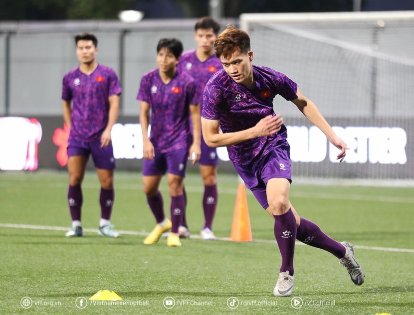 Nguyễn Hoàng Đức. Tuyến giữa của Singapore rất giàu thể lực và độ “chiến”, nhưng Hoàng Đức đã giúp đội tuyển Việt Nam không bị quá lép vế trên mặt sân cỏ nhân tạo vốn không phải sở trường. 7,3 là số điểm dành cho tiền vệ này, cho thấy nỗ lực vượt bậc của cá nhân anh ở lượt đi. Trên sân Việt Trì hôm nay, nếu Hoàng Đức tiếp tục chơi tốt, người hâm mộ hoàn toàn có thể tin tưởng vào tấm vé chung kết cho đội tuyển Việt Nam. Nguyễn Hoàng Đức. Tuyến giữa của Singapore rất giàu thể lực và độ “chiến”, nhưng Hoàng Đức đã giúp đội tuyển Việt Nam không bị quá lép vế trên mặt sân cỏ nhân tạo vốn không phải sở trường. 7,3 là số điểm dành cho tiền vệ này, cho thấy nỗ lực vượt bậc của cá nhân anh ở lượt đi. Trên sân Việt Trì hôm nay, nếu Hoàng Đức tiếp tục chơi tốt, người hâm mộ hoàn toàn có thể tin tưởng vào tấm vé chung kết cho đội tuyển Việt Nam.