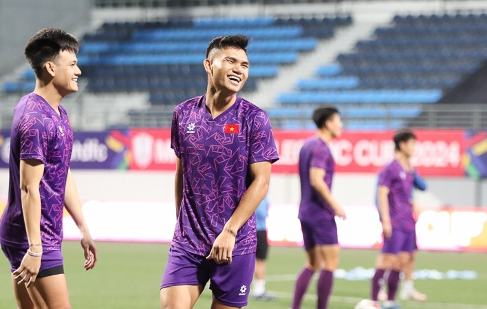 Phạm Xuân Mạnh. Không phải Tấn Tài hay Văn Thanh, Xuân Mạnh mới đang là hậu vệ lệch phải chơi tốt nhất của đội tuyển Việt Nam. Nền tảng thể lực sung mãn, lên công về thủ nhịp nhàng và chính xác, Xuân Mạnh khiến cánh phải của đội tuyển Việt Nam trở nên giàu sức sống. Ở lượt đi, hậu vệ xứ Nghệ này được chấm 7,8 điểm, chỉ xếp sau Xuân Son. Điều đó cho thấy vai trò quan trọng của anh trong hệ thống phòng ngự của HLV Kim Sang-sik. Phạm Xuân Mạnh. Không phải Tấn Tài hay Văn Thanh, Xuân Mạnh mới đang là hậu vệ lệch phải chơi tốt nhất của đội tuyển Việt Nam. Nền tảng thể lực sung mãn, lên công về thủ nhịp nhàng và chính xác, Xuân Mạnh khiến cánh phải của đội tuyển Việt Nam trở nên giàu sức sống. Ở lượt đi, hậu vệ xứ Nghệ này được chấm 7,8 điểm, chỉ xếp sau Xuân Son. Điều đó cho thấy vai trò quan trọng của anh trong hệ thống phòng ngự của HLV Kim Sang-sik.