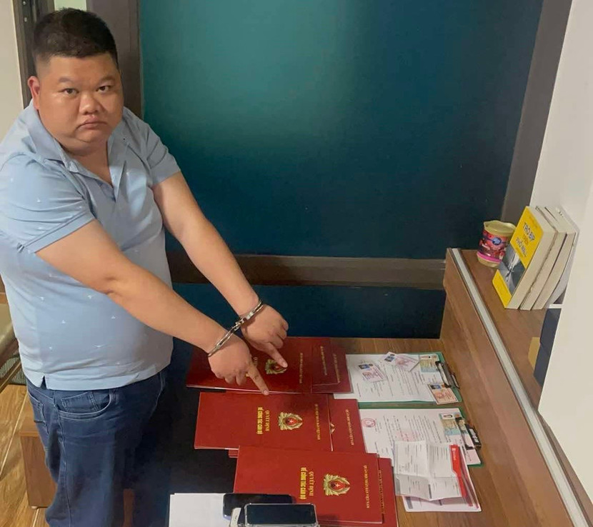 Đối tượng cầm đầu đường dây làm giấy tờ giả của lực lượng vũ trang để lừa đảo ngân hàng