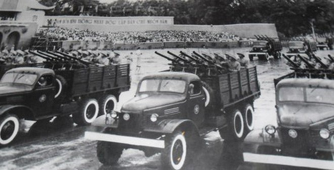 Ngày 1-1-1955, chào mừng Chủ tịch Hồ Chí Minh và Trung ương Đảng về Thủ đô sau 9 năm kháng chiến, Quân đội nhân dân Việt Nam đã tổ chức diễu binh trên Quảng trường Ba Đình