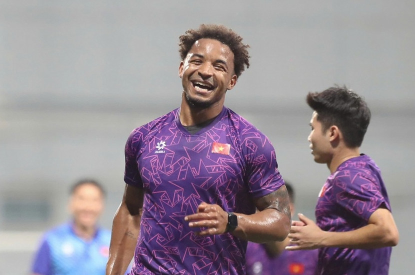 Nguyễn Xuân Son. 3 bàn, 2 kiến tạo sau 2 trận đầu tiên cho đội tuyển Việt Nam là màn ra mắt không thể tuyệt vời hơn của Nguyễn Xuân Son (tên Brazil là Rafaelson). Ngoài ta, chân sút này còn khiến các cổ động viên bay bổng với những pha xử lý xuất thần, khiến hàng công tuyển Việt Nam trở nên rất khó lường. Với khát khao cháy bỏng cùng nền tảng thể lực của Xuân Son, HLV Kim Sang-sik không có lý do gì để giữ chân cho anh, mà sẽ tiếp tục xếp tiền đạo này đá chính đêm nay để Xuân Son tự viết tiếp giấc mơ cho mình và cho đội tuyển Việt Nam. Nguyễn Xuân Son. 3 bàn, 2 kiến tạo sau 2 trận đầu tiên cho đội tuyển Việt Nam là màn ra mắt không thể tuyệt vời hơn của Nguyễn Xuân Son (tên Brazil là Rafaelson). Ngoài ta, chân sút này còn khiến các cổ động viên bay bổng với những pha xử lý xuất thần, khiến hàng công tuyển Việt Nam trở nên rất khó lường. Với khát khao cháy bỏng cùng nền tảng thể lực của Xuân Son, HLV Kim Sang-sik không có lý do gì để giữ chân cho anh, mà sẽ tiếp tục xếp tiền đạo này đá chính đêm nay để Xuân Son tự viết tiếp giấc mơ cho mình và cho đội tuyển Việt Nam.