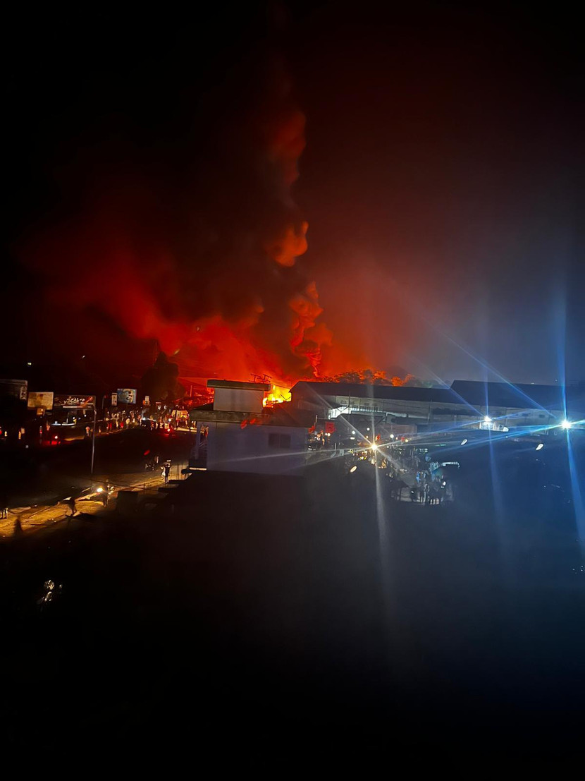 Ngọn lửa lớn bùng cháy lan cả ra các cửa hàng và ngôi nhà gần đó Ngọn lửa lớn bùng cháy lan cả ra các cửa hàng và ngôi nhà gần đó