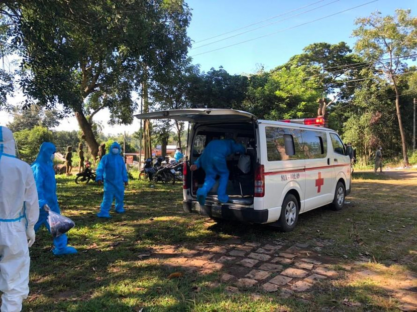 Phường Hoa Lư đưa hai F0 về lại bệnh viện dã chiến