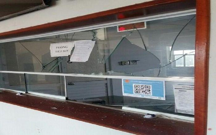 Bệnh viện dã chiến bị đập phá