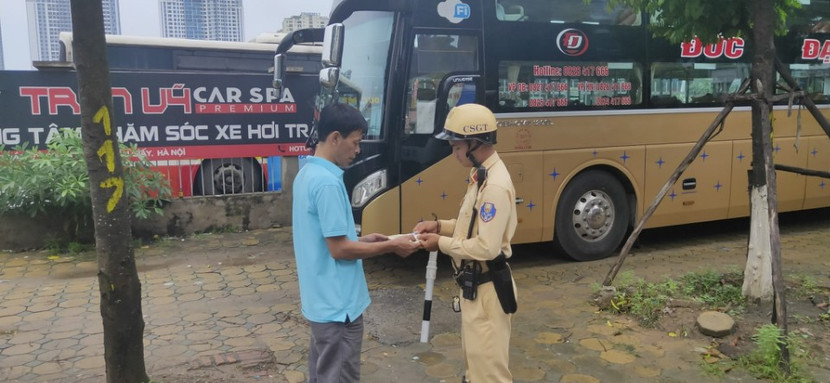 Lực lượng chức năng kiểm tra giấy tờ của 1 phương tiện vi phạm Lực lượng chức năng kiểm tra giấy tờ của 1 phương tiện vi phạm