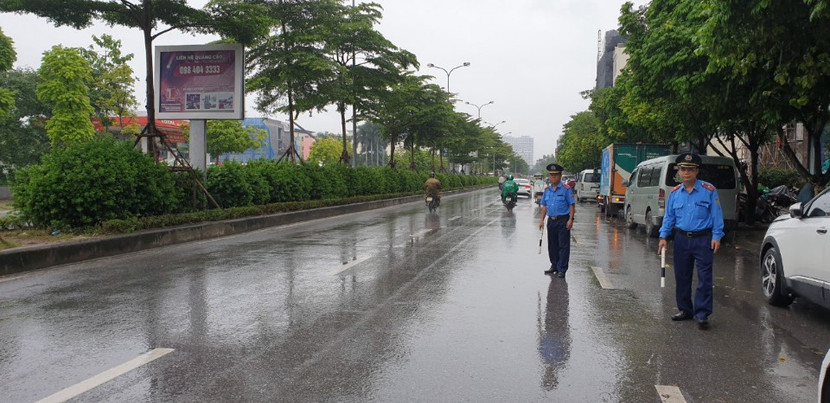 Tổ công tác Đội Thanh tra GTVT quận Cầu Giấy cắm chốt, ngăn chặn phương tiện vi phạm Tổ công tác Đội Thanh tra GTVT quận Cầu Giấy cắm chốt, ngăn chặn phương tiện vi phạm