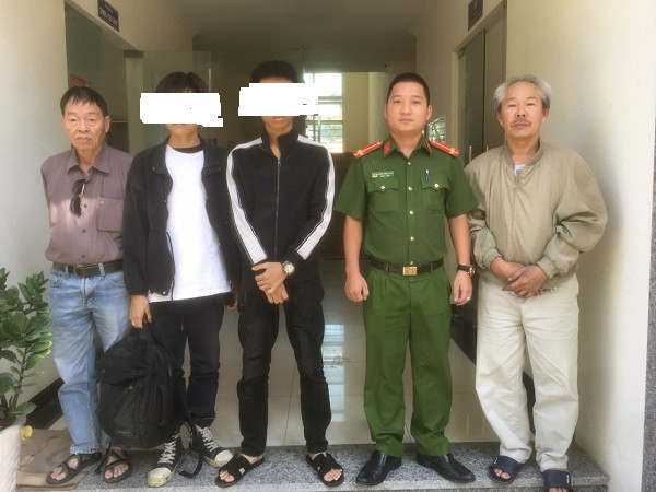 Công an phường Bạch Đằng bàn giao 2 cậu bé về với thân nhân