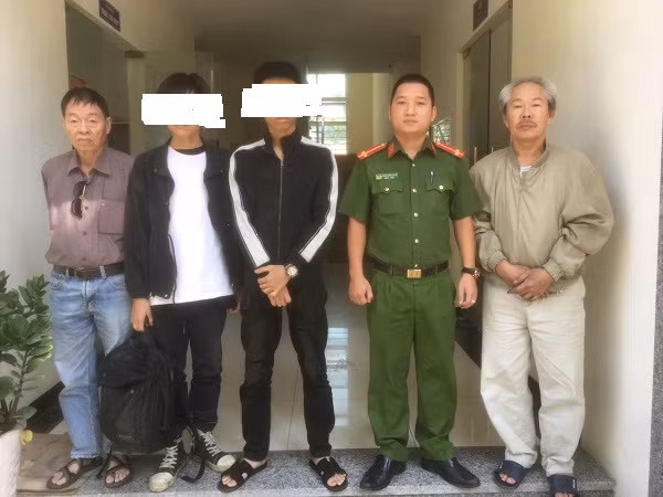 Công an phường Bạch Đằng bàn giao 2 cậu bé về với thân nhân