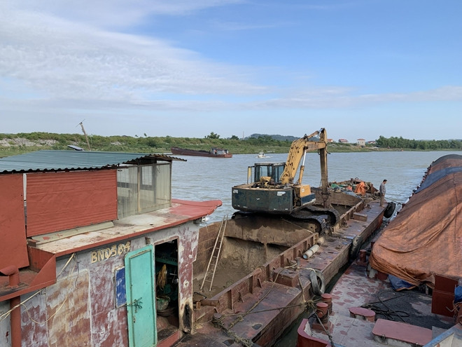 Xà lan than cám đang bị các đối tượng “rút ruột” Xà lan than cám đang bị các đối tượng “rút ruột”