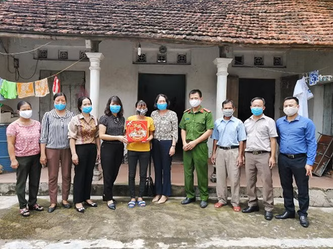 CAH Gia Lâm trao quà tặng các gia đình gặp hoàn cảnh khó khăn ở địa bàn