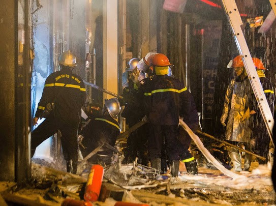 Lực lượng chức năng đã triển khai hiệu quả các phương án dập lửa, cứu người