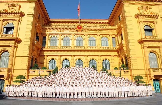 Đoàn đại biểu dự Đại hội Đảng bộ Công an Trung ương lần thứ VII chụp ảnh lưu niệm tại Phủ Chủ tịch. Đoàn đại biểu dự Đại hội Đảng bộ Công an Trung ương lần thứ VII chụp ảnh lưu niệm tại Phủ Chủ tịch.