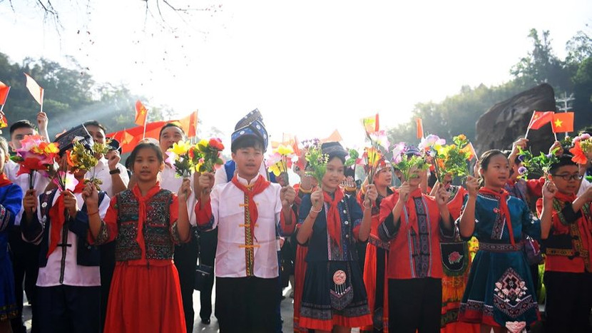 Người dân Trung Quốc khu vực biên giới chào đón đoàn đại biểu Bộ Quốc phòng Việt Nam, ngày 16-4-2025