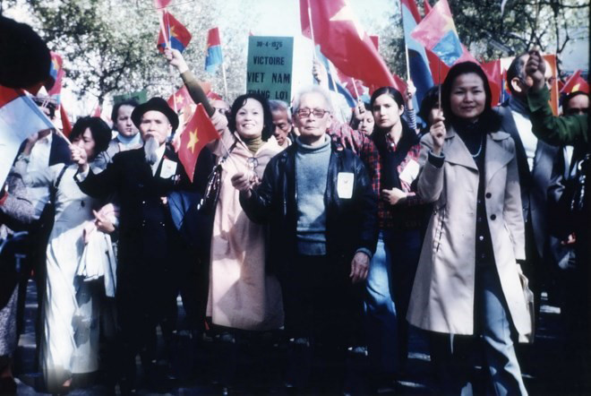 Diễu hành mừng Chiến thắng 30-4 trên đường phố Thủ đô Paris, ngày 1-5-1975 Diễu hành mừng Chiến thắng 30-4 trên đường phố Thủ đô Paris, ngày 1-5-1975