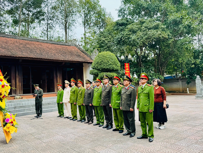 Các học viên khóa D1 dâng hương tưởng nhớ đồng chí Trần Quốc Hoàn tại Nhà tưởng niệm Bộ trưởng Trần Quốc Hoàn ở Nam Đàn (tỉnh Nghệ An)