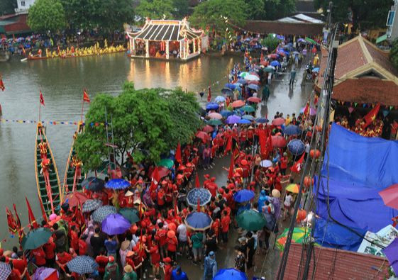 Lễ hội làng Đăm mở đầu là màn rước kiệu Lễ hội làng Đăm mở đầu là màn rước kiệu