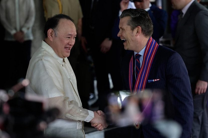 Bộ trưởng Quốc phòng Philippines Gilberto Teodoro Jr (trái) gặp ông Hegseth ở Manila ngày 28-3