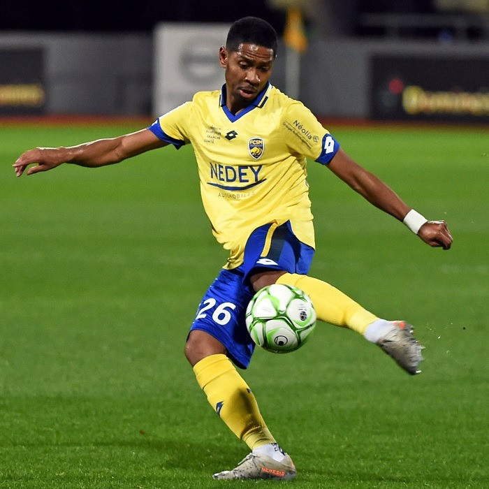 Khởi đầu tại Pháp Cao Pendant Quang Vinh sinh ngày 9-2-1997 tại Pháp, có bố người Pháp và mẹ người Việt Nam. Từ nhỏ, anh đã bộc lộ năng khiếu chơi bóng và được đào tạo tại trung tâm trẻ của Sochaux, một trong những lò đào tạo danh tiếng của bóng đá Pháp. Sau khi trưởng thành, anh được đôn lên đội một Sochaux, thi đấu tại Ligue 2. Với nền tảng kỹ thuật tốt và tư duy phòng ngự hiện đại, Quang Vinh nhanh chóng chiếm suất đá chính ở vị trí hậu vệ trái. Khởi đầu tại Pháp Cao Pendant Quang Vinh sinh ngày 9-2-1997 tại Pháp, có bố người Pháp và mẹ người Việt Nam. Từ nhỏ, anh đã bộc lộ năng khiếu chơi bóng và được đào tạo tại trung tâm trẻ của Sochaux, một trong những lò đào tạo danh tiếng của bóng đá Pháp. Sau khi trưởng thành, anh được đôn lên đội một Sochaux, thi đấu tại Ligue 2. Với nền tảng kỹ thuật tốt và tư duy phòng ngự hiện đại, Quang Vinh nhanh chóng chiếm suất đá chính ở vị trí hậu vệ trái.