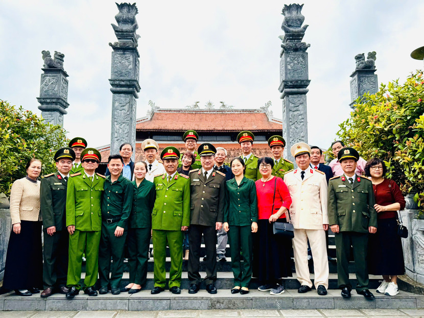 Các học viên khóa D1 thăm Khu Di tích lịch sử quốc gia Truông Bồn ở Đô Lương (tỉnh Nghệ An)