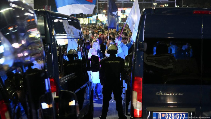 Cảnh sát Serbia chặn một cây cầu khi người tuần hành phản đối sai phạm dẫn đến vụ sập mái nhà ga xe lửa Novi Sad vào tháng 11-2024