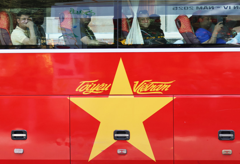 Du khách quốc tế tham quan TP.HCM trên xe buýt những ngày cuối tháng 4-2025 (Ảnh: TRUNG NGHĨA)