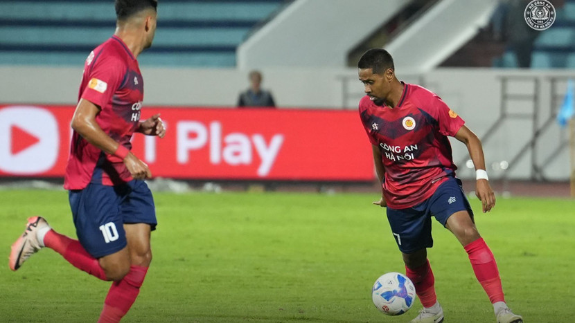 Giấc mơ Việt Nam Cao Pendant Quang Vinh hòa nhập một cách tích cực với môi trường bóng đá Việt Nam. Không những thế, cuối tháng 3 vừa qua, hậu vệ này con vinh dự chính thức trở thành công dân Việt Nam. Nếu tiếp tục thể hiện tốt tại V-League, anh hoàn toàn có cơ hội được HLV trưởng đội tuyển Việt Nam triệu tập. Với khả năng chơi đa dạng ở vị trí hậu vệ cánh và trung vệ, cầu thủ gốc Việt này hoàn toàn có thể trở thành nhân tố quan trọng của bóng đá Việt Nam trong thời gian tới. Quyết định trở về Việt Nam đánh dấu một chương quan trọng trong sự nghiệp của Cao Pendant Quang Vinh. Người hâm mộ đang chờ đợi những màn trình diễn ấn tượng của anh trên sân cỏ V-League và xa hơn là trong màu áo đội tuyển quốc gia. Giấc mơ Việt Nam Cao Pendant Quang Vinh hòa nhập một cách tích cực với môi trường bóng đá Việt Nam. Không những thế, cuối tháng 3 vừa qua, hậu vệ này con vinh dự chính thức trở thành công dân Việt Nam. Nếu tiếp tục thể hiện tốt tại V-League, anh hoàn toàn có cơ hội được HLV trưởng đội tuyển Việt Nam triệu tập. Với khả năng chơi đa dạng ở vị trí hậu vệ cánh và trung vệ, cầu thủ gốc Việt này hoàn toàn có thể trở thành nhân tố quan trọng của bóng đá Việt Nam trong thời gian tới. Quyết định trở về Việt Nam đánh dấu một chương quan trọng trong sự nghiệp của Cao Pendant Quang Vinh. Người hâm mộ đang chờ đợi những màn trình diễn ấn tượng của anh trên sân cỏ V-League và xa hơn là trong màu áo đội tuyển quốc gia.