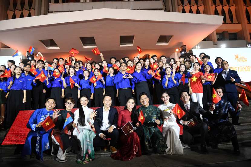 Giới trẻ TP.HCM trong Chương trình giao lưu nghệ thuật truyền cảm hứng “Những bước chân Việt Nam” chủ đề “Đường tới hòa bình” diễn ra tại dinh Độc Lập (phát trên sóng Đài Truyền hình TP.HCM tối 28-4) (Ảnh: NGUYỄN Á)