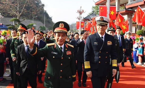 Bộ trưởng Bộ Quốc phòng Việt Nam Phan Văn Giang và Bộ trưởng Quốc phòng Trung Quốc Đổng Quân chủ trì Giao lưu hữu nghị quốc phòng biên giới Việt Nam - Trung Quốc