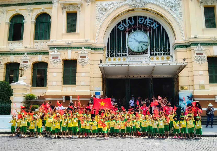 Các bé mầm non được thầy cô dẫn ra Bưu điện TP.HCM chụp ảnh lưu niệm (Ảnh: XUÂN VY)