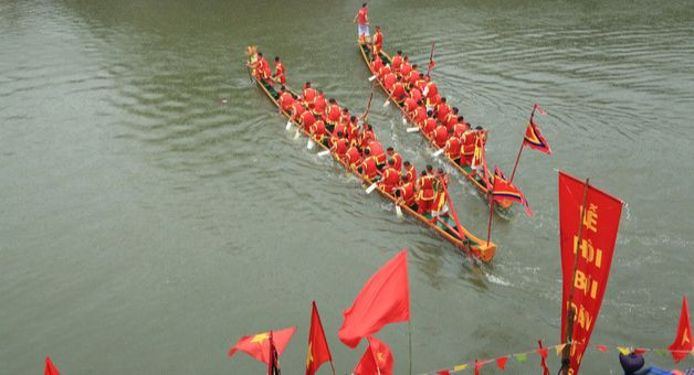 Việc thi bơi ở hội Đăm cũng là một nghi lễ, vừa rèn luyện sức khỏe, vừa mang tính nghệ thuật cao Việc thi bơi ở hội Đăm cũng là một nghi lễ, vừa rèn luyện sức khỏe, vừa mang tính nghệ thuật cao