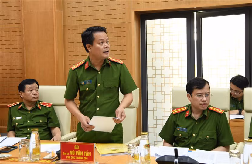 Đại tá Vũ Văn Tấn, Phó Cục trưởng Cục Cảnh sát QLHC về TTXH điều hành tham luận tại Hội nghị. Đại tá Vũ Văn Tấn, Phó Cục trưởng Cục Cảnh sát QLHC về TTXH điều hành tham luận tại Hội nghị.