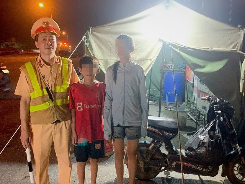 Hai chị em được CSGT phát hiện khi đang dắt xe đi bộ