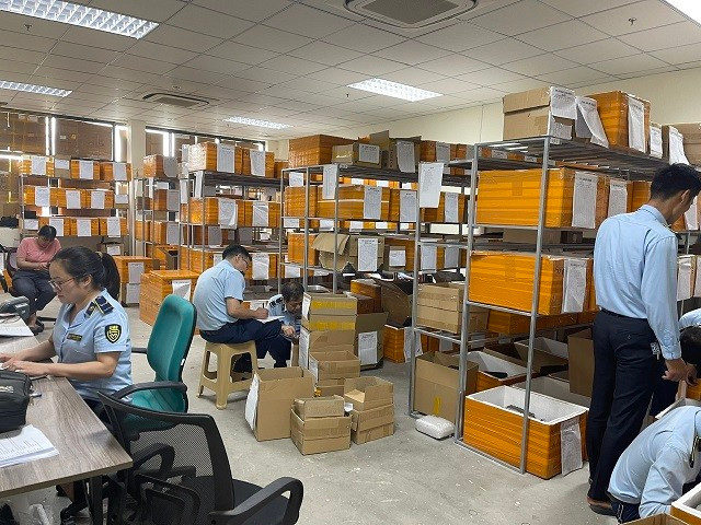 Lực lượng QLTT kiểm tra 1 Công ty TNHH có dấu hiệu vi phạm Lực lượng QLTT kiểm tra 1 Công ty TNHH có dấu hiệu vi phạm