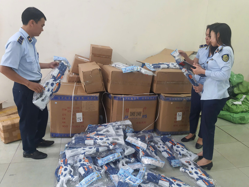 Lực lượng QLTT kiểm tra vụ kinh doanh đồ chơi không rõ nguồn gốc Lực lượng QLTT kiểm tra vụ kinh doanh đồ chơi không rõ nguồn gốc