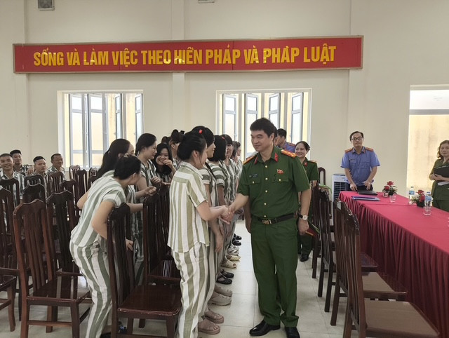 Đại tá Trần Duy Hưng - Giám thị Trại tạm giam số 2 chúc mừng các phạm nhân được đặc xá; và căn dặn những người chưa được đặc xá, hãy tiếp tục cố gắng, phấn đấu trong quá trình cải tại Đại tá Trần Duy Hưng - Giám thị Trại tạm giam số 2 chúc mừng các phạm nhân được đặc xá; và căn dặn những người chưa được đặc xá, hãy tiếp tục cố gắng, phấn đấu trong quá trình cải tại