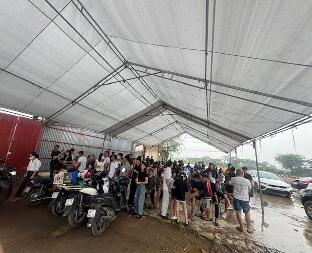 Khu vực người nhà phạm nhân chờ đón thân nhân được Trại tạm giam số 2 chuẩn bị chu đáo với bàn, ghế, nước uống Khu vực người nhà phạm nhân chờ đón thân nhân được Trại tạm giam số 2 chuẩn bị chu đáo với bàn, ghế, nước uống