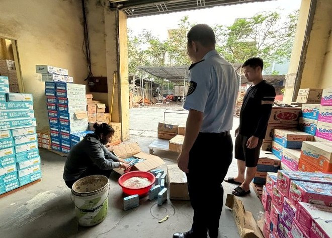 Lực lượng chức năng giám sát việc tiêu hủy sữa nhập lậu Lực lượng chức năng giám sát việc tiêu hủy sữa nhập lậu