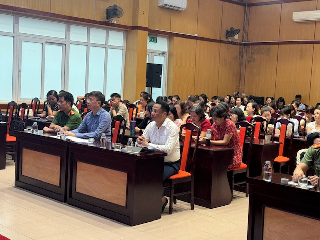 Các đồng chí lãnh đạo UBND và CAP dự hội nghị