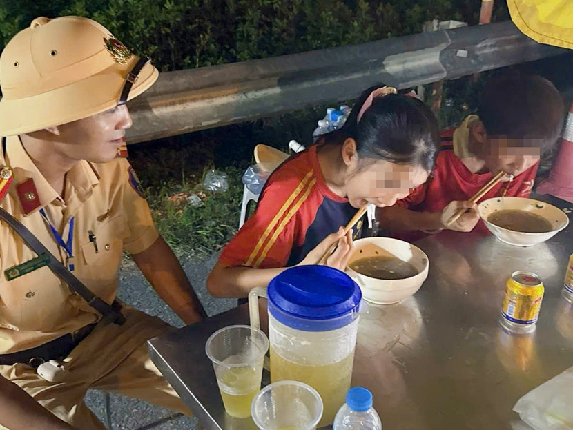 Sau “hành trình dài” hai chị em đã đói, mệt, được các chú CSGT chăm sóc tại chốt.